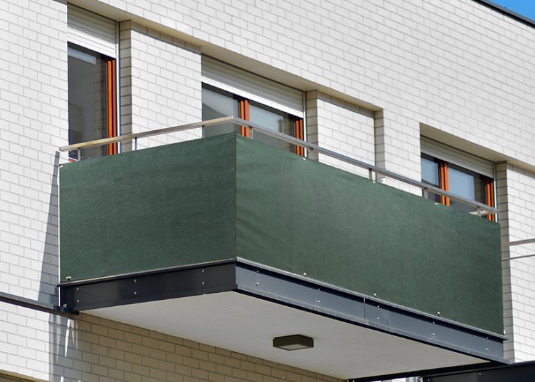 Osłony balkonowe, czyli w jaki sposób i czym skutecznie osłonić balkon?
